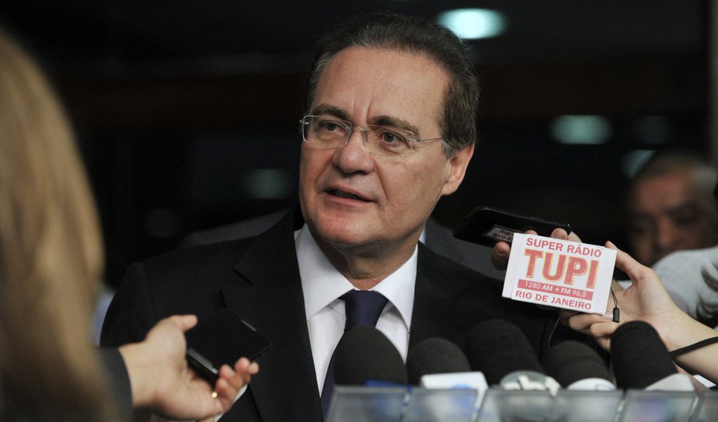 O senador Renan Calheiros (MDB) classificou como “inevitável” a intervenção federal na segurança pública no Rio de Janeiro, mas criticou a omissão do presidente Michel Temer (MDB) na área; “A continuar a omissão na segurança pública e no apoio aos estados, todo mês teremos novas ocupações com danos à democracia”, disse; para o senador, “Pelo menos, a maldade com as aposentadorias fica constitucionalmente suspensa”