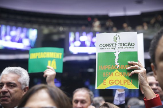 O Brasil entre os países onde a atuação da sociedade civil e o exercício das liberdades individuais – como os direitos de se manifestar ou de expressar sua opinião – é apenas "limitado", em indicador divulgado pela ONG Brot für die Welt; Segundo o relatório, "o clima político é cada vez mais determinado por um conservadorismo religioso" que desrespeita os direitos de mulheres e homossexuais, "elevando as tensões e as diferenças sociais"; Brasil aparece no índice ao lado de outros 52 países onde a livre expressão das liberdades individuais é "limitada pelos governantes por meio de uma combinação de limitações legais e práticas"
