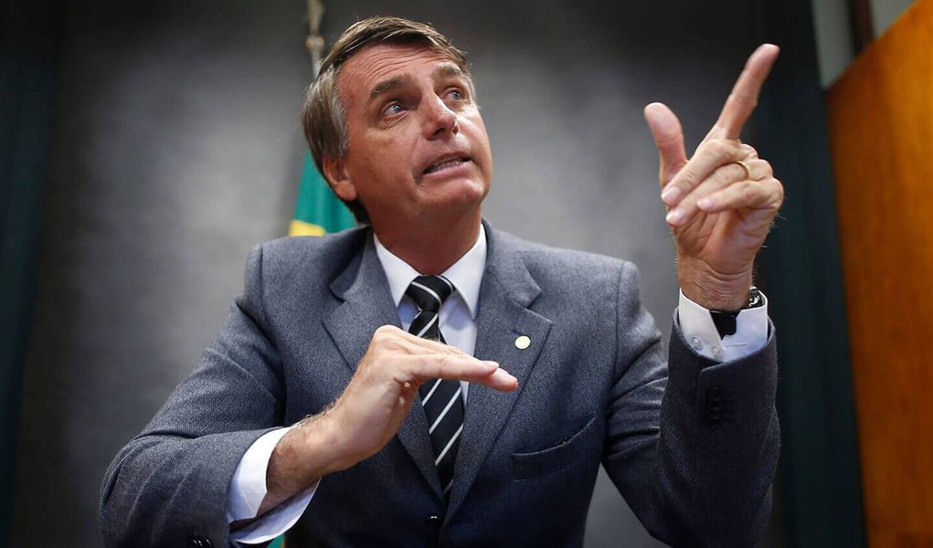 Jornalista Kiko Nogueira, afirma, no Diario do Centro do Mundo, que o presidenciável pelo PSC, Jair Bolsonaro (RJ), "está sendo destruído pela mesma mídia sem a qual ele não existiria. Nem Sheherazade o quer mais"; "Está descobrindo que nunca passou de um cachorro louco e seu lugar é no canil da Casa Grande"; segundo o blogueiro, o parlamentar "não vai perder um único voto, já que seus seguidores analfabetos funcionais o amam por motivos outros. Basicamente, seu jeitinho fascista de ser. Mas não vai ganhar novos"