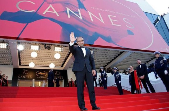 Todo ano a cidade de Cannes, na Riviera Francesa, estende o tapete vermelho para celebridades de primeiro escalão durante o festival de cinema mais glamoroso do mundo, mas neste ano ela quer exibir outro tipo de local de exibição; o resort mediterrâneo está importando 80 mil metros cúbicos de areia branca – o suficiente para encher 32 piscinas olímpicas – para ampliar a praia que se estende por 1,4 quilômetro ao longo da famosa avenida La Croisette