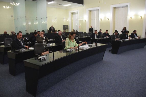 Os deputados estaduais alagoanos do MDB aguardam com expectativa a abertura, em março, da janela para troca de partido; na Assembleia, dos 27 parlamentares 11 são da sigla, o que dá 40%, só que muitos vão deixar o partido em busca de um abrigo que permita uma reeleição menos problemática; especialistas calculam que se as eleições fossem hoje um deputado para pensar em ser eleito no MDB precisaria de mais de 25 mil votos; em algumas coligações, o piso é mais baixo e em algumas legendas como o PRTB e o PHS é possível eleger deputados com mais de 10 mil e menos de 20 mil votos