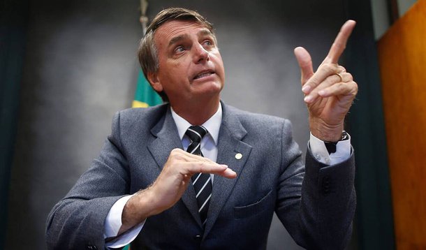 Jornalista Kiko Nogueira, afirma, no Diario do Centro do Mundo, que o presidenciável pelo PSC, Jair Bolsonaro (RJ), "está sendo destruído pela mesma mídia sem a qual ele não existiria. Nem Sheherazade o quer mais"; "Está descobrindo que nunca passou de um cachorro louco e seu lugar é no canil da Casa Grande"; segundo o blogueiro, o parlamentar "não vai perder um único voto, já que seus seguidores analfabetos funcionais o amam por motivos outros. Basicamente, seu jeitinho fascista de ser. Mas não vai ganhar novos"