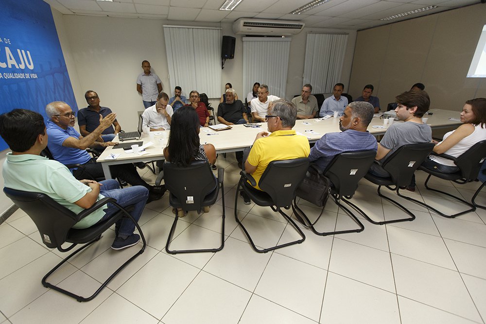 O prefeito de Aracaju, Edvaldo Nogueira (PCdoB) reuniu todo o secretariado na manhã deste sábado, 20, para discutir o andamento dos projetos prioritários da primeira etapa do Planejamento Estratégico de Aracaju, como o Aracaju Segura, o Plano Diretor e a digitalização de processos nas áreas de Saúde e Educação; no encontro, Edvaldo cobrou de seus auxiliares "foco total" no alcance das metas da administração