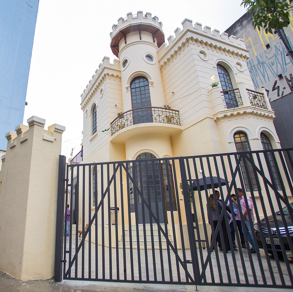 Um grupo de pesquisadores brasileiros criou uma escola de governo em São Paulo para formar líderes na periferia; serão selecionados 30 jovens com idades entre 16 e 19 anos de todo o Brasil que tenham concluído ou estejam cursando o ensino médio na rede pública ou na particular, como bolsista até o dia 31 de janeiro no site da Escola Comum; alto rendimento acadêmico e renda per capita mensal de até dois salários mínimos são os outros requisitos