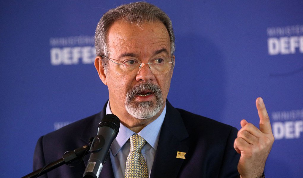 Ministro da Defesa, Raul Jungmann, negou o envio de tropas federais para atuarem durante o Carnaval do Rio de Janeiro como solicitado pelo prefeito da capital fluminense, Marcelo Crivella (PRB); segundo Jungmann, as forças de segurança do Rio de janeiro possuem total condição de garantir a tranquilidade durante as festividades e o envio de militares para auxiliar no trabalho de segurança durante o Carnaval poderia abrir um precedente constrangedor para que outros estados também possam fazer solicitações do gênero