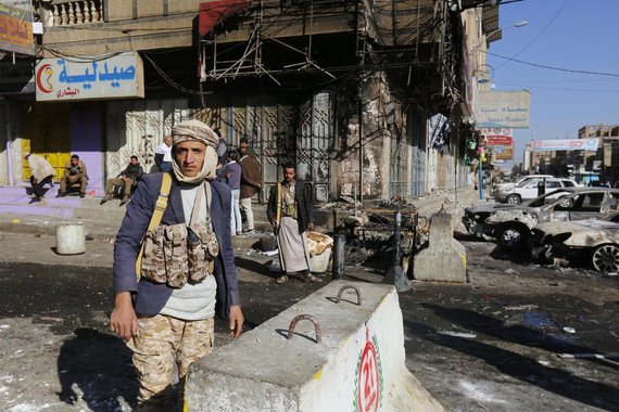 Os apoiantes de separação, tanto do norte dominado pelos rebeldes do movimento houthi, como do governo, capturaram um edifício do governo na cidade portuária de Áden, informou a agência AFP, citando as forças de segurança do país; Conselho de Transição do Sul, que apoia a ideia de separação do norte do Iêmen, dominado pelos houthis, exige que o presidente iemenita, Abdrabu Mansur Hadi demita seu governo