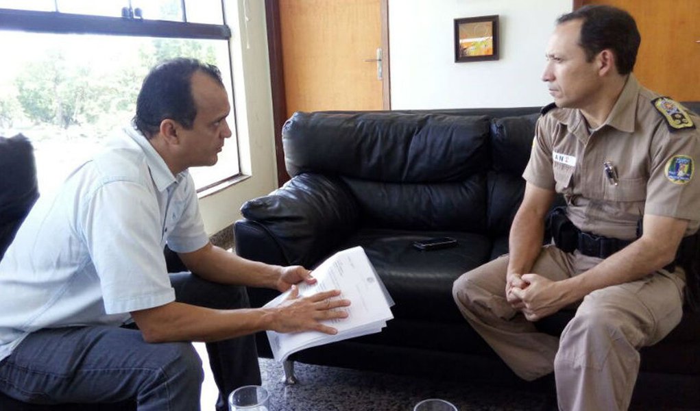 Após o tiroteio que deixou três pessoas mortas e duas feridas em Porto Nacional, no feriado de Natal, o prefeito Joaquim Maia (PV) se reuniu com o comando da Polícia Militar e também acionou a Secretaria Estadual de Segurança Pública para pedir reforço na segurança; preocupação agora é com a noite de réveillon que será comemorada na orla da cidade