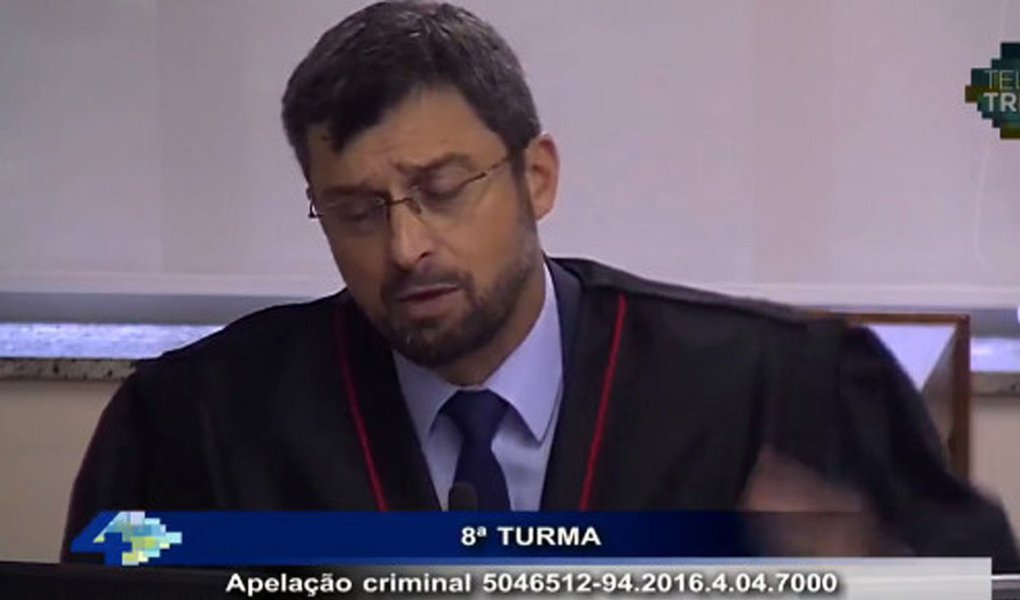 "Não foi preciso mais que os primeiros discursos da acusação do promotor Maurício Gerum (foto) e do patético advogado do presidente da Petrobras, René Dotti, para que se prove aquilo que os dois supõem não haver no julgamento do TRF-4: política", diz o jornalista Fernando Brito; "Gerum partiu para o ataque aos políticos, fonte e origem, para ele, dos males do Brasil e afirmou, sem qualquer pudor, que promotores e juízes são um seleto clube de homens lúcidos, infalíveis e incontestáveis, separados de suas posições ideológica, sublimes 'técnicos' da aplicação da lei. Os juristas, os acadêmicos, as centenas que se manifestaram contra as deturpações do processo, para eles, são apenas lixo"