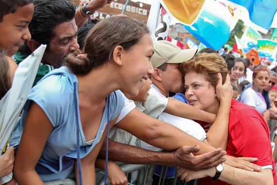 Liderando as intenções de votos dos mineiros para uma vaga no Senado Federal, a presidente deposta Dilma Rousseff não descartou se candidatar a senadora por Minas Gerais, numa disputa direta com o senador Aécio Neves, principal articulador do golpe parlamentar de 2016, e que se tornou um cadáver político em seu próprio partido; É bom dizer o seguinte: eu fiz política a minha vida inteira. Comecei a fazer política no Colégio Estadual de Minas Gerais em 1964", afirmou Dilma; "Naquela época, como agora, eu fiz política, e não tinha mandato. Eu posso continuar fazendo política sem mandato, o que eu estou avaliando é a conveniência de participar, como senadora ou de que forma" 