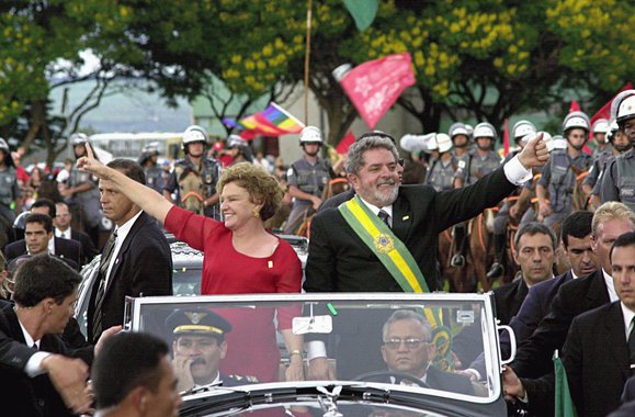 O que ficou registrado​ apenas como a maior comemoração de uma vitória eleitoral que o país já viu se transformou em mobilização permanente em nome de uma revolução democrática a partir do povo, com o povo e para o povo