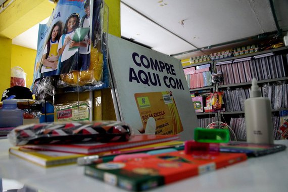 Os créditos do Bolsa Escola já beneficiaram mais de 700 mil dos cerca de 1,3 milhão de alunos inscritos no programa do Governo do Maranhão; cada aluno recebe R$ 51 para compra de material escolar, uma iniciativa que já injetou R$ 100 milhões na economia maranhense  