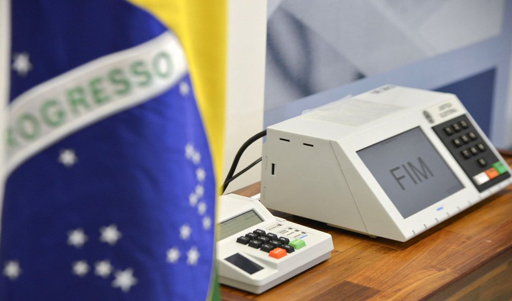 Pesquisa realizada pelo  Ibrape mostra, para deputado federal por Alagoas, que entre os cinco primeiros colocados quatro estão no exercício do mandato; são os casos de Ronaldo Lessa (PDT), Carimbão (PHS), JHC (PSB) e Arthur Lira (PP); levantamento foi realizado entre os dias 14 e 18 de dezembro, entrevistou 2 mil eleitores com 16 anos ou mais, com intervalo de confiança estimado de 95% e a margem de erro de 3%