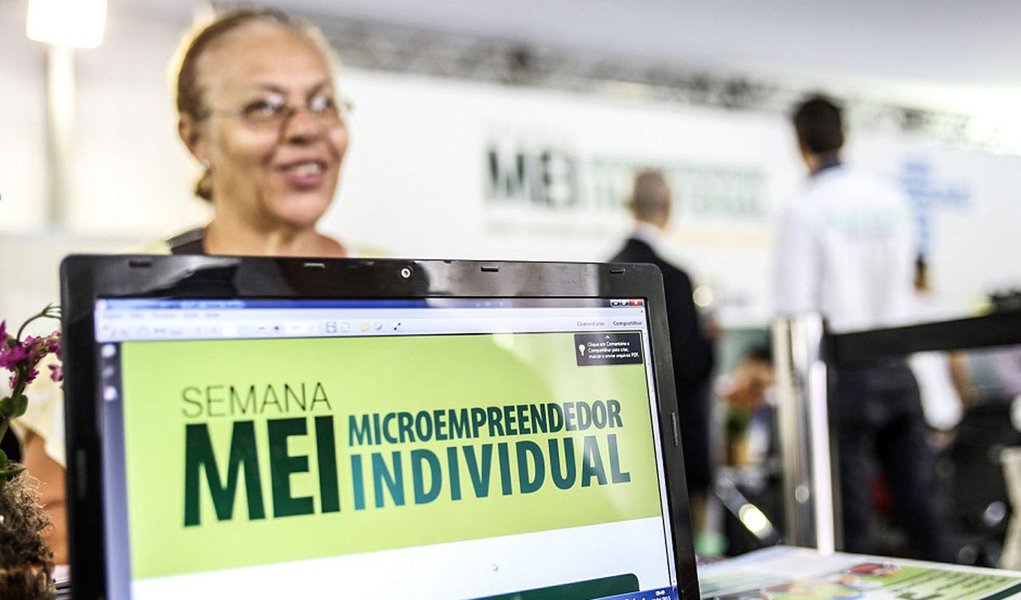 A Receita Federal estima que cerca de 30% das empresas aptas a integrarem a modalidade de MEI farão a migração em 2018; a partir do dia 1º de janeiro, entram em vigor as novas regras do MEI, entre elas, o aumento do limite do faturamento anual, que passará dos atuais R$ 60 mil para R$ 81 mil; segundo a Receita, com o novo limite, 172 mil empresas que integram outras modalidades estarão aptas a integrar o MEI, mas apenas 52 mil devem de fato migrar para a modalidade