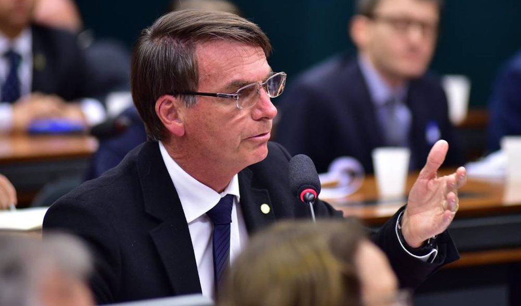 "Só em duas situações eu posso não estar neste ano no debate presidencial: se me tirarem na covardia por um processo qualquer, na covardia, (...) ou se me matarem. Não to preocupado com isso. Se me matarem vão ter que me enterrar, vão arranjar outro Celso Daniel [prefeito petista, assassinado em 2002", disse o deputado federal e presidenciável pelo PSL, Jair Bolsonaro (RJ); parlamentar acusou a Folha de jornal "canalha" por causa das reportagens que relataram o patrimônio dele e dos filhos parlamentares, além do recebimento de auxílio-moradia mesmo tendo apartamento próprio em Brasília