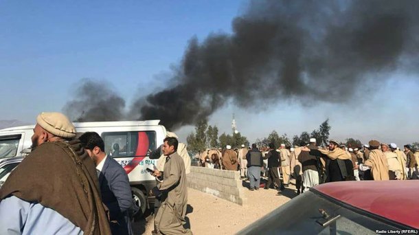 Ao menos 15 pessoas morreram e 13 ficaram feridas na sequência de explosão durante um funeral na cidade afegã de Jalalabad; incidente aconteceu no cemitério Muqam Khan durante a cerimônia de enterramento de um dos altos responsáveis locais; por enquanto, ninguém reivindicou o atentado