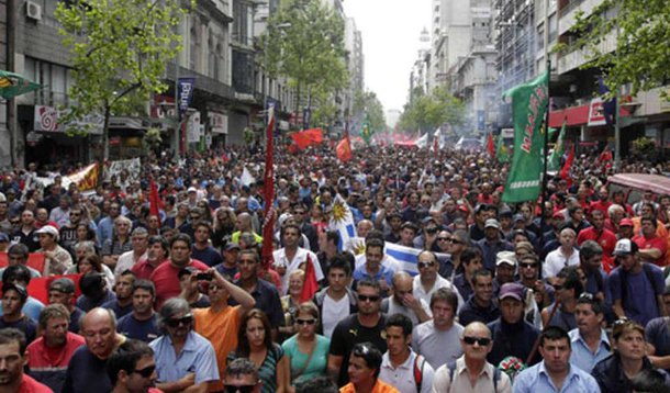 O transporte, a saúde, os bancos e os funcionários públicos do Uruguai paralisarão nesta terça-feira (9) suas atividades ao aderirem à primeira greve geral de 2018, convocada pela central sindical do país, PIT-CNT, em protesto por casos de violência recentes; segundo um comunicado da central sindical, a greve de é um pedido de luto e reflexão por causa dos assassinatos de um policial, um motorista de táxi, um caminhoneiro e dois feminicídios, todos eles entre os últimos dias de 2017 e os primeiros deste ano