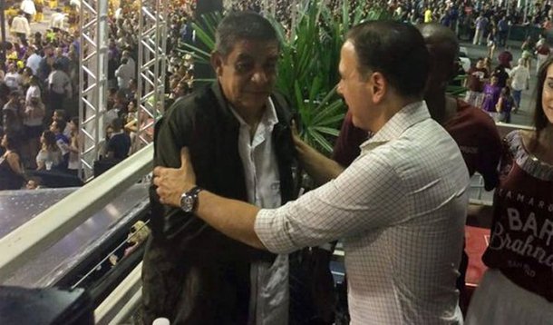 Ao aparecer no camarote Bar Brahma, no Sambódromo, na segunda noite de desfiles das escolas do Grupo Especial, João Doria tentou tirar uma cascaquinha de Zeca Pagodinho, mas se deu mal; extremamente irritado, Zeca gesticulava com as mãos e fazia sinal de negativo com a cabeça antes da aproximação de Doria; quando o tucano lhe estendeu a mão, Zeca ficou com a cabeça baixa; após muita negociação das duas assessorias, Zeca concordou com a foto, mas com uma condição: queria a presença do ex-jogador Amaral
