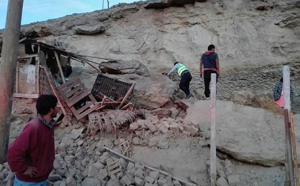 Um forte terremoto atingiu a costa sul do Peru, deixando um morto e dezenas de feridos, enquanto causou o colapso de casas e estradas; autoridades voltaram atrás em declarações de que uma segunda pessoa teria morrido e outras 17 estariam desaparecidas em uma mina, em um sinal de que o número de vítimas do tremor pode não ser tão drástico quanto se temia; o terremoto de magnitude 7.1 ocorreu às 4:18 (horário local) a profundidade de cerca de 36 quilômetros, informou o Serviço Geológico dos EUA (USGS)