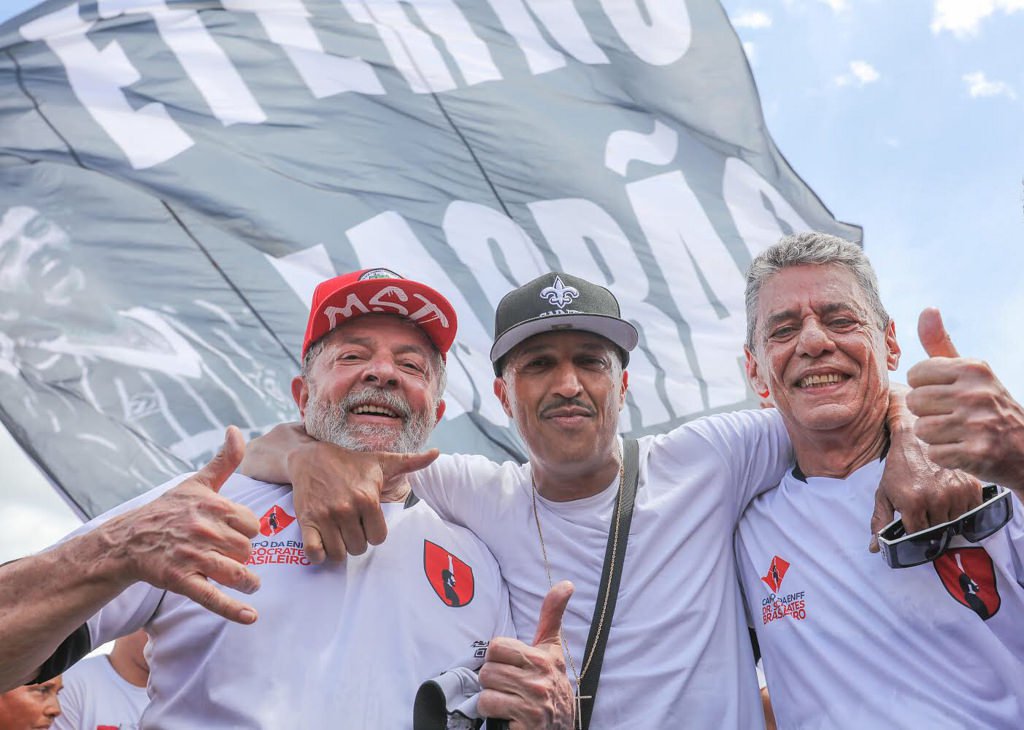 Mano Brown trouxe seu abraço de fim de ano e o desejo de um feliz 2018 para Lula e Chico Buarque na partida de futebol de inauguração do campo Doutor Sócrates Brasileiro na Escola Nacional Florestan Fernandes, do MST. Foto: Ricardo Stuckert