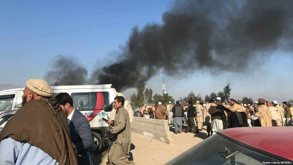 Ao menos 15 pessoas morreram e 13 ficaram feridas na sequência de explosão durante um funeral na cidade afegã de Jalalabad; incidente aconteceu no cemitério Muqam Khan durante a cerimônia de enterramento de um dos altos responsáveis locais; por enquanto, ninguém reivindicou o atentado
