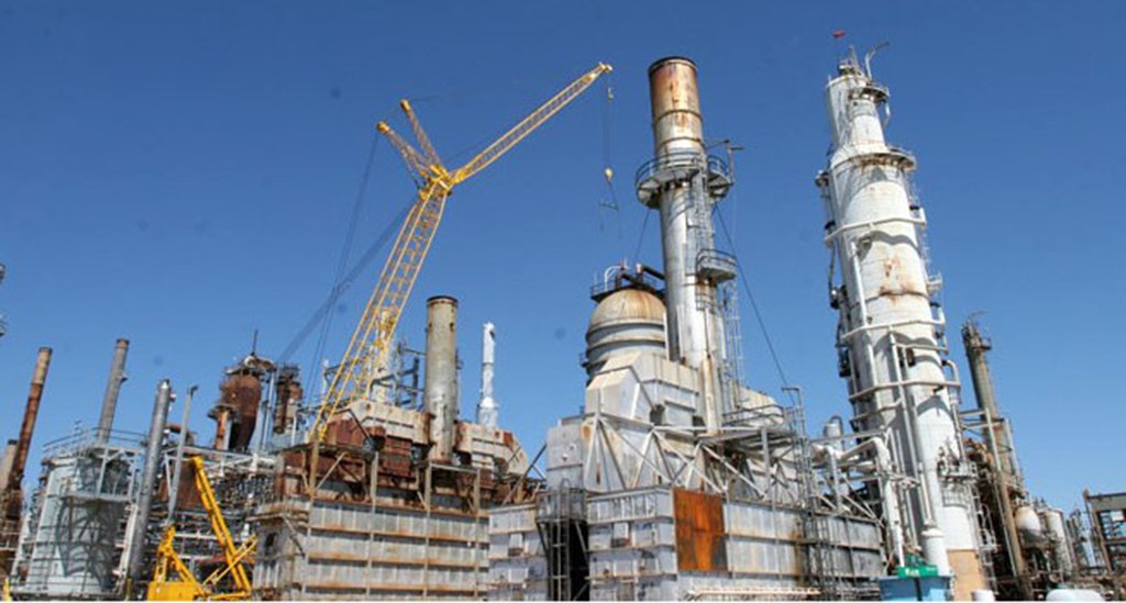 A Petrobras anunciou o início do processo de venda da polêmica refinaria de Pasadena, nos Estados Unidos, negócio que deve incluir todo o sistema de operações de refino, tanques com capacidade de armazenamento de 5,1 milhões de barris de petróleo e derivados, terminal marítimo e estoques associados; a venda da refinaria, alvo de uma série de denúncias de corrupção, deve incluir ainda um terreno localizado no canal marítimo de acesso a Houston, disse a estatal