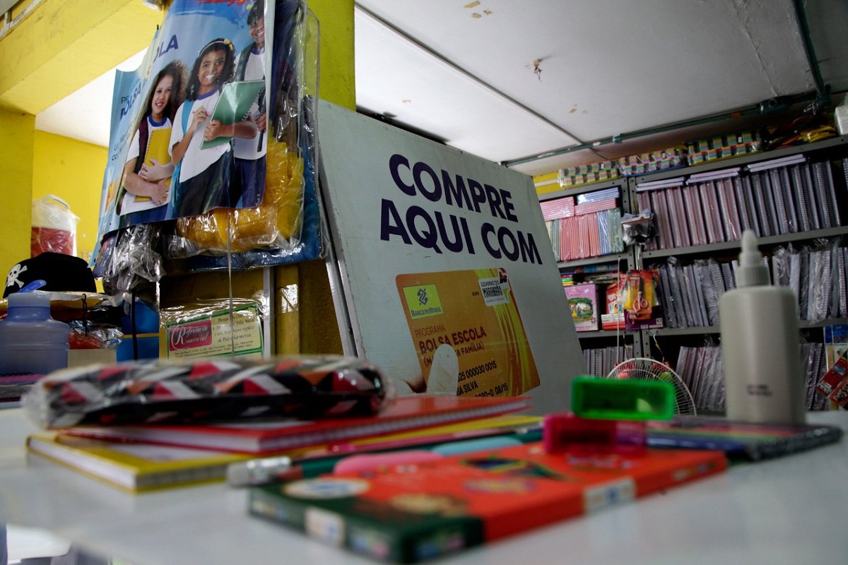 Os créditos do Bolsa Escola já beneficiaram mais de 700 mil dos cerca de 1,3 milhão de alunos inscritos no programa do Governo do Maranhão; cada aluno recebe R$ 51 para compra de material escolar, uma iniciativa que já injetou R$ 100 milhões na economia maranhense  