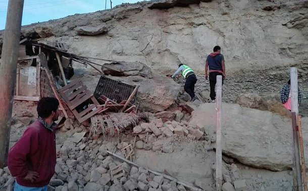 Um forte terremoto atingiu a costa sul do Peru, deixando um morto e dezenas de feridos, enquanto causou o colapso de casas e estradas; autoridades voltaram atrás em declarações de que uma segunda pessoa teria morrido e outras 17 estariam desaparecidas em uma mina, em um sinal de que o número de vítimas do tremor pode não ser tão drástico quanto se temia; o terremoto de magnitude 7.1 ocorreu às 4:18 (horário local) a profundidade de cerca de 36 quilômetros, informou o Serviço Geológico dos EUA (USGS)
