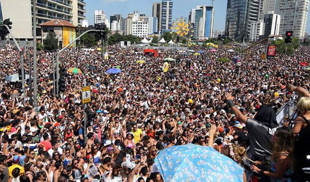 O carnaval de rua de São Paulo começa hoje (10) com 44 blocos desfilando em vários pontos da cidade; um dos maiores é o Agrada Gregos, que espera atrair 100 mil pessoas para o Obelisco do Ibirapuera com sua proposta de promoção da liberdade, igualdade, respeito ao próximo e amor; à noite, no Sambódromo do Anhembi, desfilam mais sete escolas de samba do Grupo Especial, inclusive as duas grandes campeãs deste século: a Mocidade Alegre e a Vai-Vai