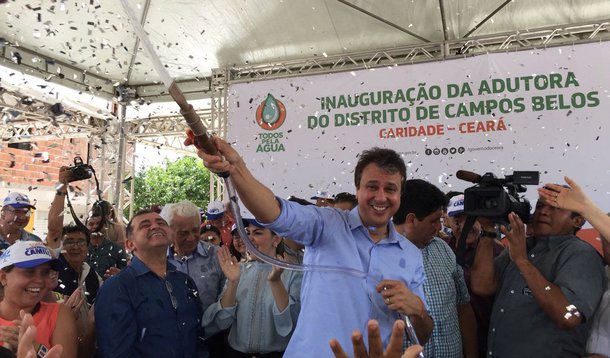 Os mais de 5 mil moradores do distrito de Campos Belos, em Caridade, ganharam uma adutora que garantirá o abastecimento d'água da comunidade neste domingo 31, último dia de 2017. O governador Camilo Santana foi até o local fazer a inauguração. Com 19,6 quilômetros, o equipamento teve investimento de R$ 2,5 milhões do Governo do Ceará e captará água do Açude General Sampaio