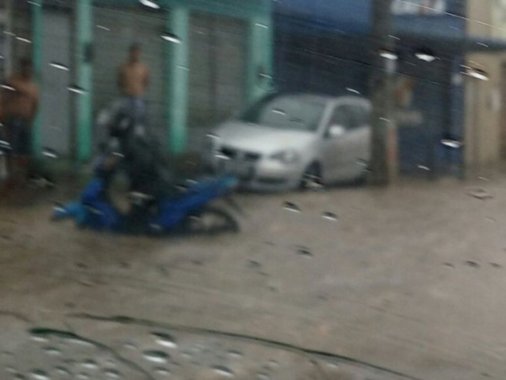 Chuva forte acompanhada de trovões, relâmpagos e alguns raios pegaram muitos de surpresa no começo da manhã desta terça-feira (23) em Maceió; vários bairros da capital alagoana ficaram sem energia elétrica