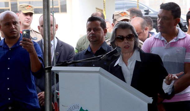 A presidente do STF, ministra Cármen Lúcia, afirmou nesta sexta-feira, 9, que o cidadão brasileiro está cansado do Judiciário, durante a inauguração do novo presídio de Formosa (GO); "O cidadão brasileiro está cansado da ineficiência de todos nós, e cansado inclusive de nós do sistema Judiciário. Por mais que tentemos, e estamos tentando com certeza, temos um débito enorme", afirmou; declaração é dada em meio ao aumento da pressão para que o STF rediscuta a prisão após condenação em segunda instância