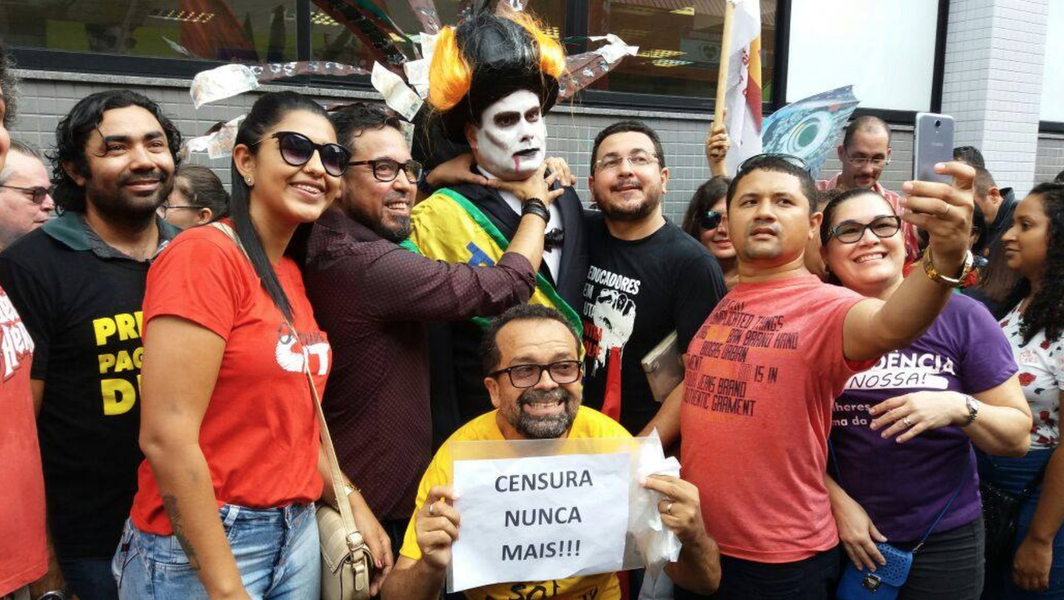 Manifestantes reuniram-se na manhã desta segunda-feira (19), no centro de Fortaleza, em ato contra a reforma da previdência. O protesto também ficou marcado por críticas à intervenção federal na segurança pública do Rio de Janeiro. Um homem vestido como Michel Temer caracterizado de vampiro, semelhante ao apresentado pela escola de samba carioca Paraíso do Tuiuiti, roubou a cena ao surgir em um dos carros de som dos manifestantes