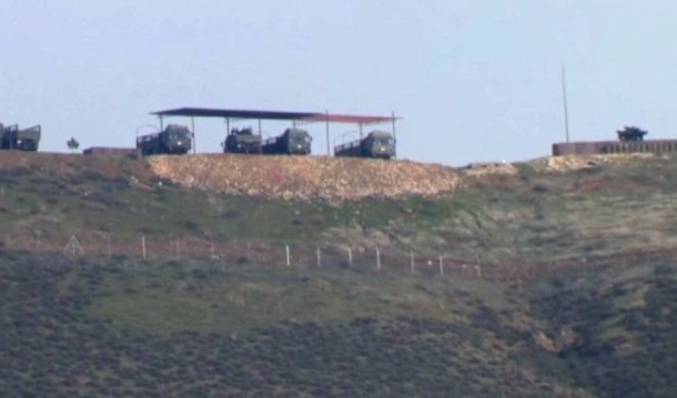
A manobra representa uma resposta do Governo turco ao anúncio da coalizão liderada pelos Estados Unidos de criar uma nova força de segurança na Síria; a Turquia deslocou mísseis Tomahawk na zona fronteiriça com a Síria. Um vídeo mostra os complexos localizados em Kirikhan e Yayladagi, na província turca de Hatay
