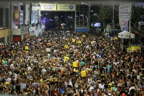 O axé é o destaque desta sexta-feira de carnaval em Salvador; No Circuito Dodô, que faz o percurso Barra-Ondina, a Timbalada se apresenta às 17h. Psirico sai às 19h15 e às 19h30 tem Cheiro de Amor; Anitta comanda o Bloco das Poderosas às 20h; ainda se apresentam Carlinhos Brown (20h15), É o Tchan (20h45) e Margareth Menezes (22h); confira a programação completa
