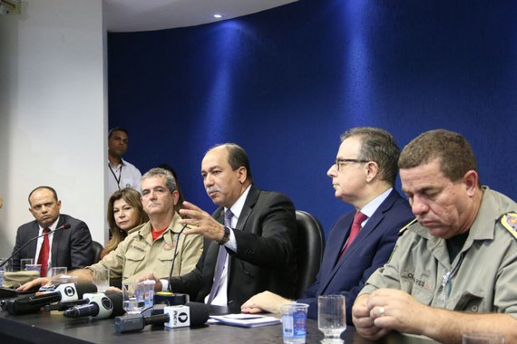 O novo diretor-geral de Administração Penitenciária, coronel Edson Costa, e o tenente-coronel Newton Castilho, que assume a Superintendência Executiva da SSP, concederam entrevista coletiva na manhã desta sexta-feira (05/01), durante a solenidade de posse; o coronel afirmou que estava mandando um "recado" ao detentos; a partir de agora a direção penitenciária passa a controlar de forma rigorosa o cumprimento da pena do detento; Edson Costa afirmou que aqueles presos que não "se submeterem ao rigor da lei, os que estão envolvidos com facções e querem tumultuar o sistema" serão transferidos para os chamados "presídios estaduais", que estão em construção em Anápolis, Formosa, Águas Lindas, Novo Gama e Planaltina