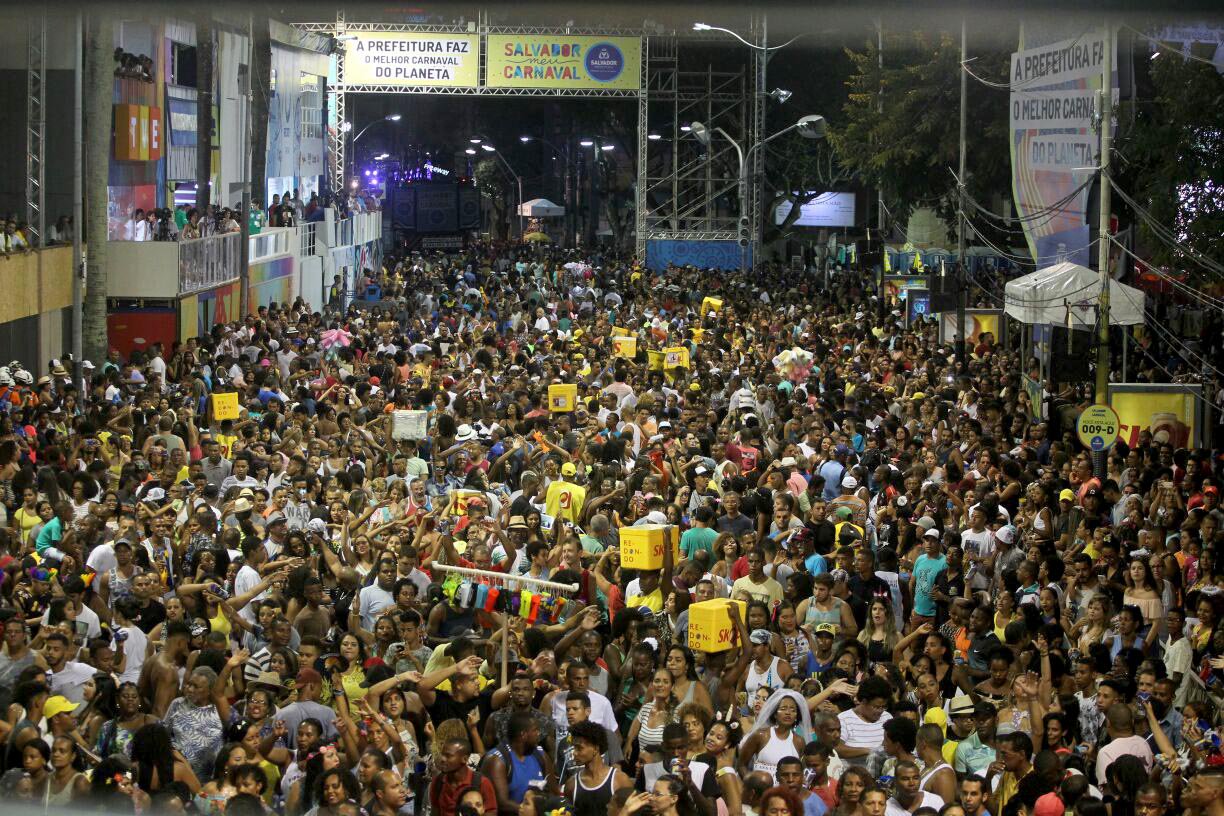 O axé é o destaque desta sexta-feira de carnaval em Salvador; No Circuito Dodô, que faz o percurso Barra-Ondina, a Timbalada se apresenta às 17h. Psirico sai às 19h15 e às 19h30 tem Cheiro de Amor; Anitta comanda o Bloco das Poderosas às 20h; ainda se apresentam Carlinhos Brown (20h15), É o Tchan (20h45) e Margareth Menezes (22h); confira a programação completa