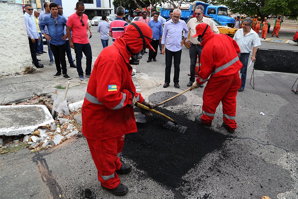 O conjunto Augusto Franco passa a receber, a partir desta quarta-feira (17), o mutirão de tapa-buraco e limpeza da prefeitura de Aracaju, ao longo de um mês, equipes das empresas municipais de Obras e Urbanização (Emurb) e de Serviços Urbanos (Emsurb) atuarão na localidade; o prefeito Edvaldo Nogueira (PCdoB)  acompanhou o início dos trabalhos no bairro