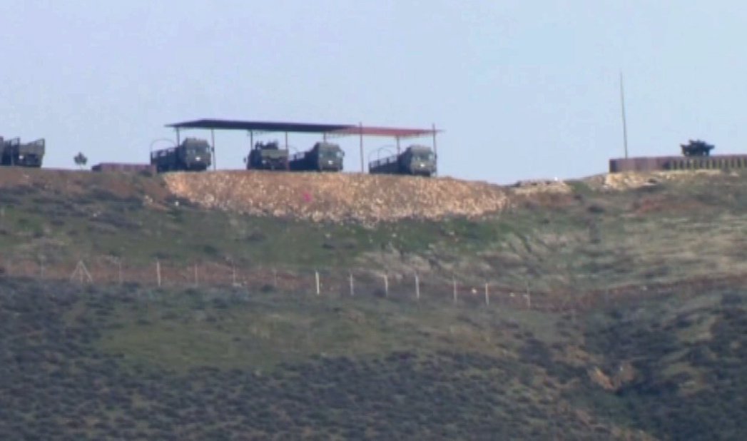 
A manobra representa uma resposta do Governo turco ao anúncio da coalizão liderada pelos Estados Unidos de criar uma nova força de segurança na Síria; a Turquia deslocou mísseis Tomahawk na zona fronteiriça com a Síria. Um vídeo mostra os complexos localizados em Kirikhan e Yayladagi, na província turca de Hatay
