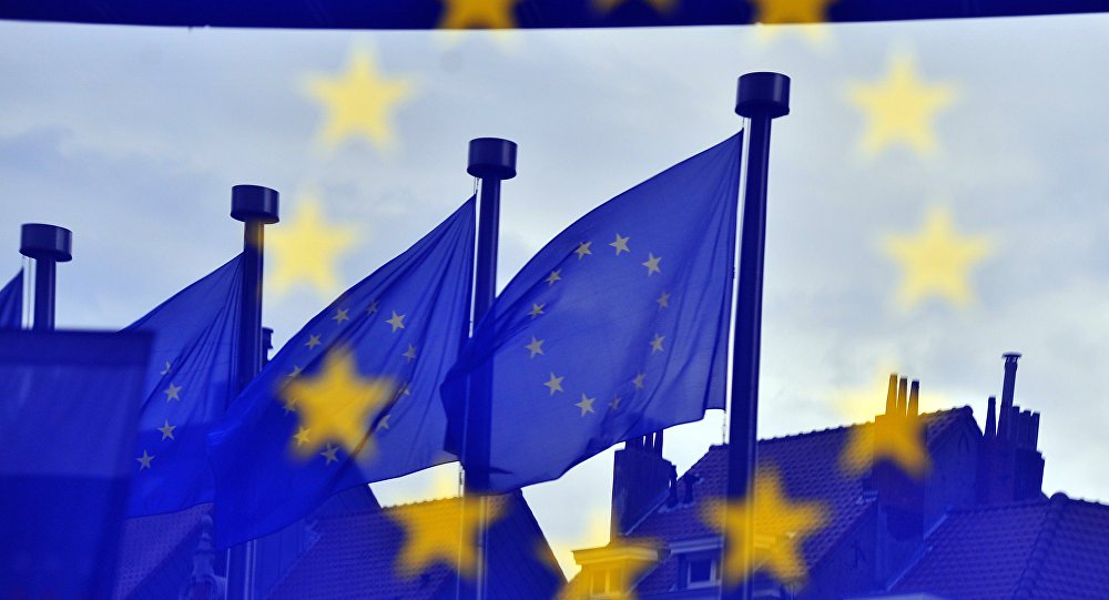 Um terço de alemães e de franceses apoia a criação dos Estados Unidos da Europa; segundo pesquisa do portal YouGov, 30% dos alemães e 28% dos franceses se manifestaram a favor da realização desse projeto; no entanto, a população de outros países é mais cética sobre essa possibilidade