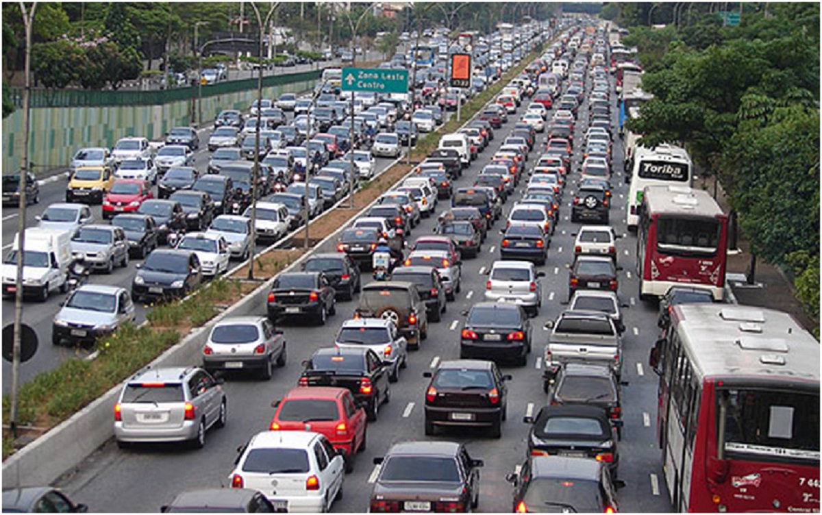A mudança na cobrança do seguro por Danos Pessoais causados por Veículos Automotores de via Terrestre (DPVAT) está causando polêmica. Segundo o Detran-Ce, a Seguradora Líder é a responsável pela Administração do DPVAT em todo o território nacional. O pagamento deve ser feito até amanhã (31). O Detran esclarece ainda que cabe ao órgão a checagem do pagamento do Seguro Obrigatório (DPVAT) quando do licenciamento do veículo