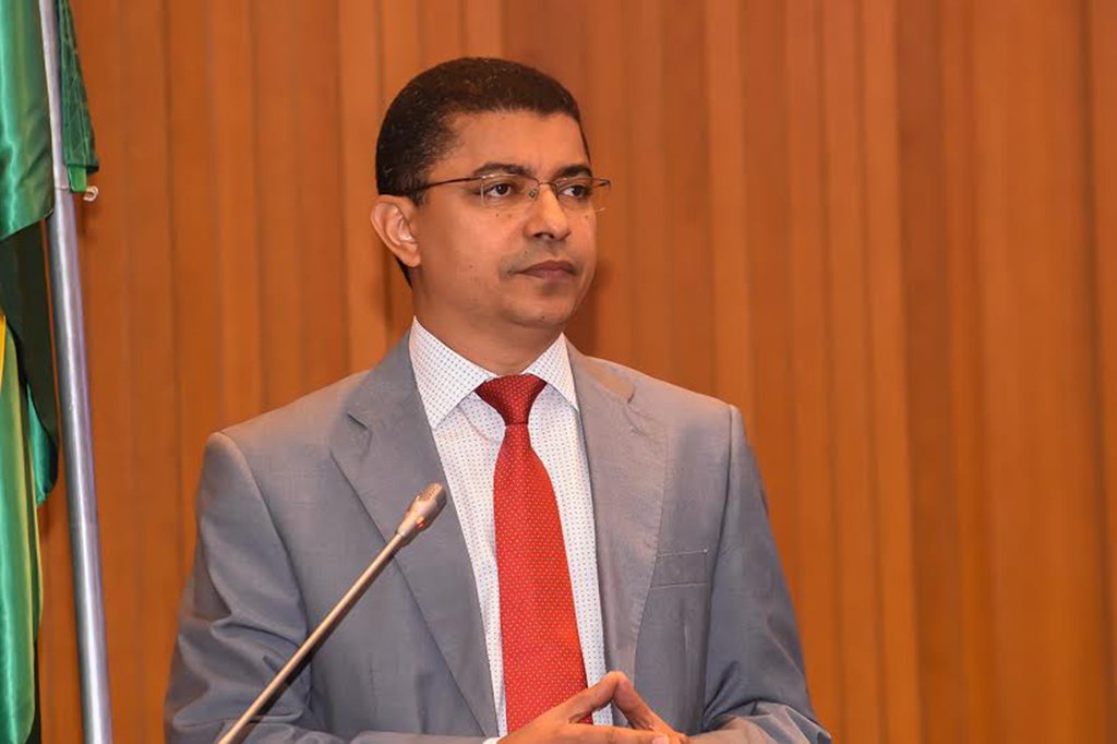 Deputado estadual Bira do Pindaré (PSB) reafirmou a pré candidatura a deputado federal, mas não descartou a possibilidade de disputar o Senado; ao ser questionado pelo radialista Juraci Filho, o socialista afirmou que é muito leal ao grupo liderado pelo governador Flávio Dino (PCdoB) e que é preciso deixá-lo à vontade para gerir a questão; “Mas o senhor sabe que existe um vaga em aberto”