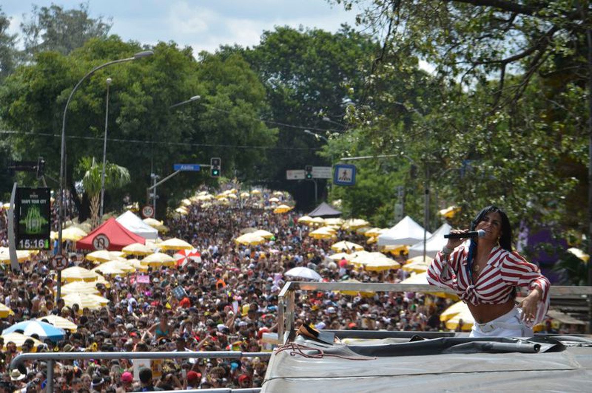 A estimativa do número de foliões no sambódromo do Anhembi e nas ruas da cidade neste sábado (10) foi feita pela Guarda Civil Metropolitana e pela CET; no total, as equipes médicas da Prefeitura realizaram 447 atendimentos médicos e foram recolhidas 351 toneladas de lixo na capital paulista no primeiro dia de Carnaval