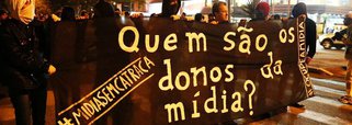 Não olvidemos que os barões midiáticos carregam, intrinsecamente em si, o preconceito racial, social e econômico. Ditam comportamentos e não existam em impor sua ideologia por meio da força. Vide o suicídio de Vargas, o golpe de 1964, e derrubada da presidente Dilma Rousseff