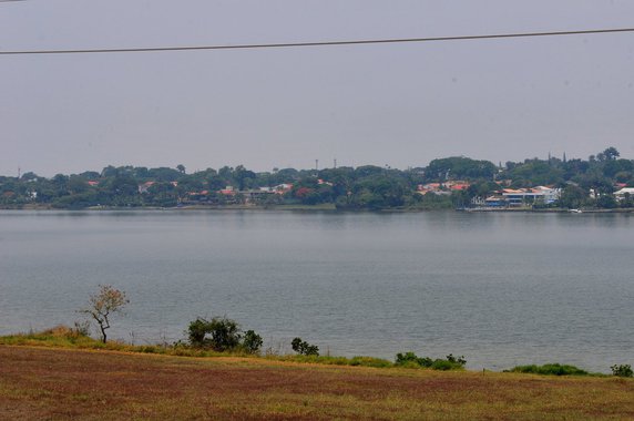 A Agência de Fiscalização do Distrito Federal (Agefis) anunciou o término da desobstrução da orla do Lago Paranoá; a entidade deve divulgar nesta semana um balanço completo da operação, iniciada em 24 de agosto de 2015 e interrompida várias vezes por causa de processos judiciais; de acordo com os dados já disponíveis, até novembro de de 2017, foram feitas ações em 429 lotes, sendo 139 no Lago Norte e 290 no Lago Sul
