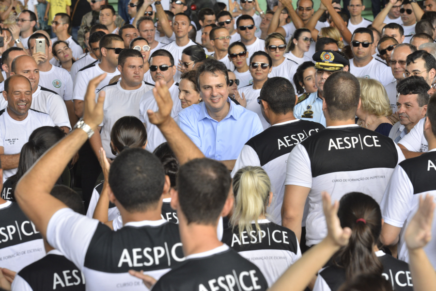 O governador Camilo Santana (PT) deu início, nesta terça-feira (16), à formação da segunda turma de aprovados no concurso da Polícia Civil. Serão 388 novos inspetores, 216 escrivães e 56 delegados. “Temos a meta de fortalecer o sistema de segurança do Ceará. Vamos fortalecer, principalmente, na área de investigação de drogas, homicídios. E vamos direcionar mais agentes para delegacias 24 horas”, afirmou. Camilo disse ainda que mais armamentos e viaturas, além de instalação de videomonitoramento nos municípios cearenses com mais de 50 mil habitantes potencializarão o trabalho do policiamento investigativo no Estado