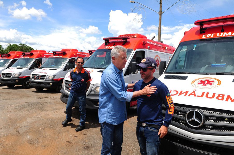 O Serviço de Atendimento Móvel de Urgência (Samu) vai receber reforço de 23 novas ambulâncias; elas vão substituir viaturas antigas; o governador de Brasília, Rodrigo Rollemberg, foi até Cristalina (GO) conferir os veículos, que vieram de São Paulo