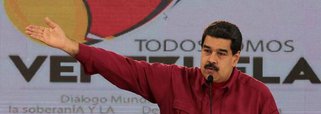 O petros, a moeda digital venezuelana, foi lançada (19) a partir de um "blockchain" formada 50 profissionais com caráter multidisciplinar. Em 20 horas já tinha recebido 750 milhões de dólares em ofertas , alcançando 1 bilhão em dois dias. É uma fonte de aporte de ingressos, já que o país sofreu com a queda acintosa do preço do barril do petróleo entre 2015 e 2016