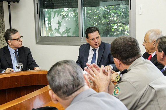 Nas redes sociais, o governador Marconi comentou na tarde desta sexta-feira a posse do coronel Edson Costa como novo diretor-geral de Administração Penitenciária; Marconi afirmou que o objetivo é dar mais agilidade nas operações que envolvem as unidades prisionais em Goiás; "Com a inauguração dos cinco presídios estaduais neste ano, o Governo de Goiás vai estabelecer um sistema organizacional que considera o nível de segurança e o perfil do detento. A crise da Segurança Pública afeta o Brasil inteiro e exige o esforço de todos os poderes. Com humildade e trabalho, estamos fazendo nossa parte para que Goiás continue diminuindo os índices de criminalidade e reduza o problema no sistema prisional"