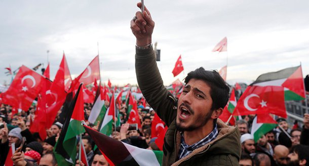 A Palestina criticou a decisão da Guatemala classificando-a como um "ato vergonhoso e ilegal que vai totalmente contra os desejos dos líderes da igreja" na Cidade Santa, bem como a resolução da Assembleia Geral da ONU; por sua vez, o primeiro-ministro israelense, Benjamin Netanyahu, elogiou o movimento durante uma reunião semanal de seu partido Likud no Parlamento; "Deus te abençoe, meu amigo, o presidente Jimmy Morales, Deus abençoe nossos dois países, Israel e Guatemala", disse Netanyahu