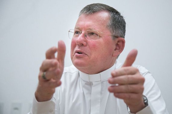 O arcebispo de Porto Alegre, Jaime Spengler, fala sobre a conjuntura nacional e sobre os desafios colocados para a Igreja Católica no atual cenário; para ele, há duas coisas centrais faltando no país: discernimento e um projeto de nação. “Há décadas ouvimos que o bolo precisa crescer para depois ser repartido. Porém, há anos, acompanhamos a realidade da pobreza e da miséria que só crescem. A repartição do bolo sempre fica pra depois. Hoje, no Brasil, temos uma parcela muito pequena da população concentrando a maior parte da riqueza em suas mãos. Quando esse bolo será repartido?"